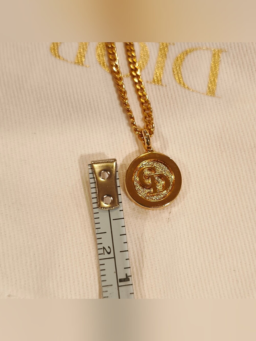 Christian Dior Interlocking Gold Circle Pendant Necklace - Picture 10 of 10